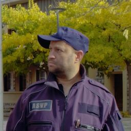 Mohamed Karrouch / Le flic bègue dans le film Tonton Édouard de Patrick Jorge & David Maltese